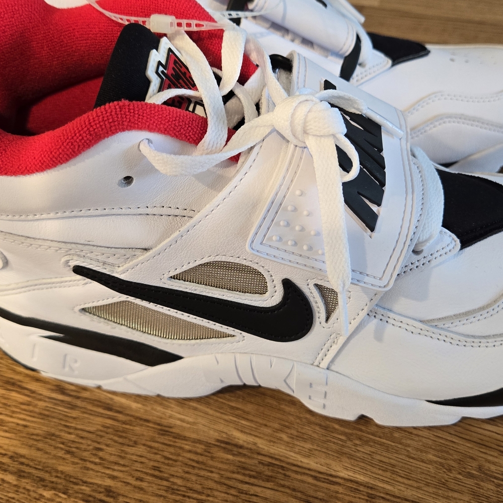 Nike White and Black Sneakers